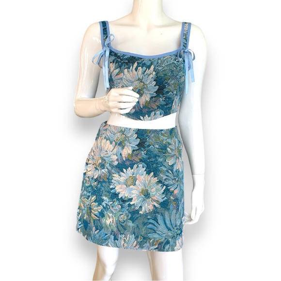 BLUE FLORAL 2 PIECE CROP TOP & MINI SKIRT. WOMEN’S SZ LARGE  NEW WITH TAGS - Picture 2 of 9
